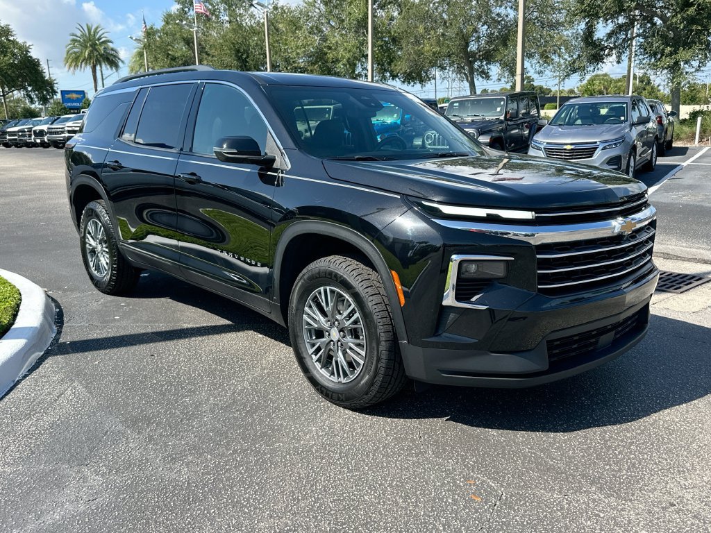 Used 2025 Chevrolet Traverse LT AWD/4WD image 3