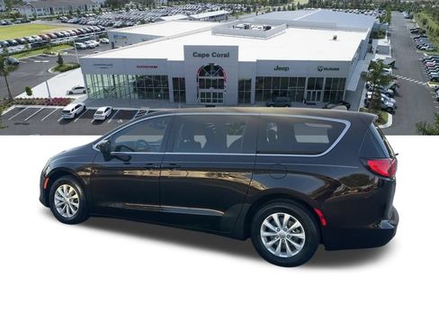 Certified 2017 Chrysler Pacifica Touring w/ Tire & Wheel Group FWD image 31