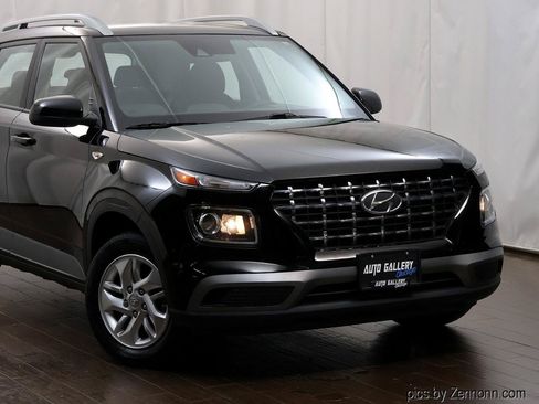 Used 2020 Hyundai Venue SEL FWD image 2