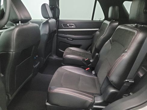Used 2018 Ford Explorer XLT w/ Equipment Group 202A AWD/4WD image 18