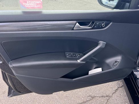 Certified 2022 Volkswagen Passat 2.0T R-Line image 4