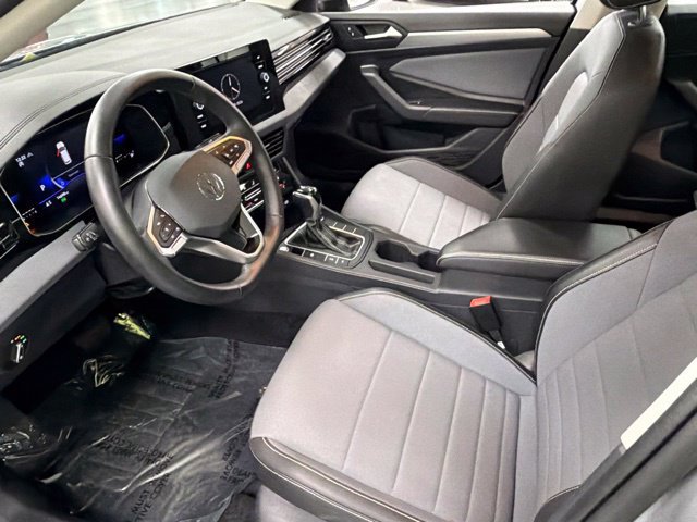 Used 2025 Volkswagen Jetta SE FWD image 15