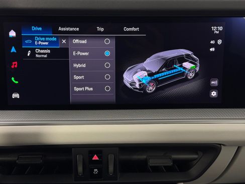 Used 2024 Porsche Cayenne w/ Technology Package image 30