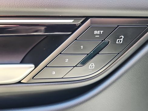 Certified 2025 Porsche Macan 4 Electric AWD/4WD image 23