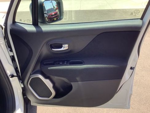Used 2021 Jeep Renegade Latitude FWD image 38