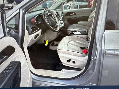 Used 2020 Chrysler Pacifica Limited FWD image 12