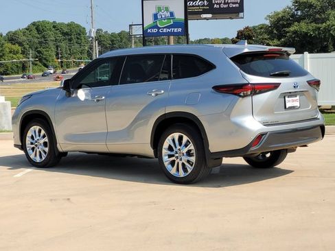 Used 2024 Toyota Highlander Limited AWD/4WD image 6