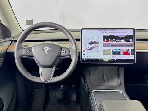 Used 2025 Tesla Model Y Long Range image 37