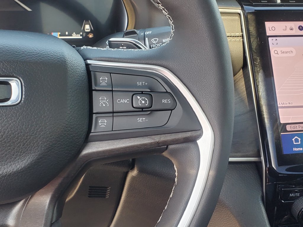 Used 2025 Jeep Grand Cherokee Limited AWD/4WD image 12