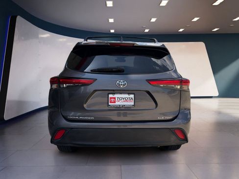 Used 2020 Toyota Highlander XLE AWD/4WD image 4