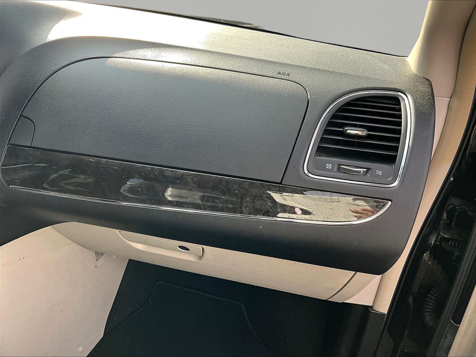 Used 2015 Chrysler Town & Country Touring-L w/ Driver Convenience Group FWD image 26