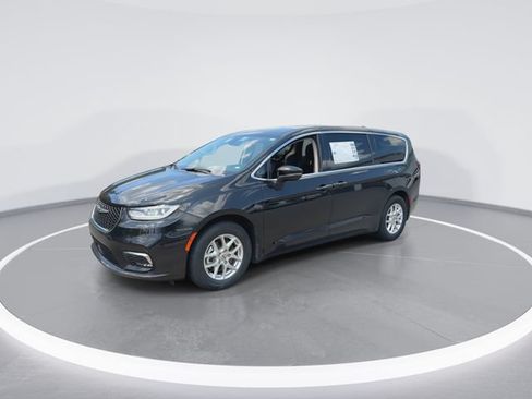 Used 2023 Chrysler Pacifica Touring-L FWD image 4