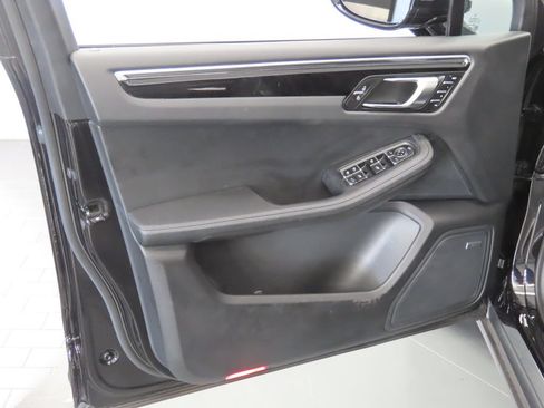 Certified 2026 Porsche Macan AWD/4WD image 35