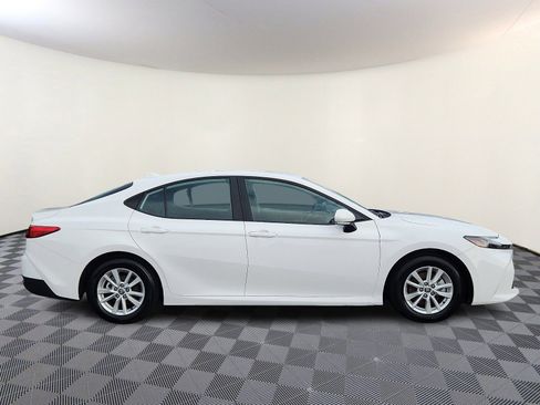 Used 2025 Toyota Camry LE image 7