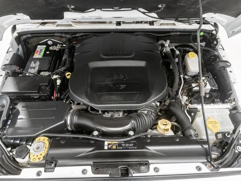 Used 2018 Jeep Wrangler Unlimited Sahara w/ Connectivity Group AWD/4WD image 3