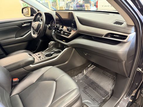 Used 2023 Toyota Highlander XLE AWD/4WD image 27