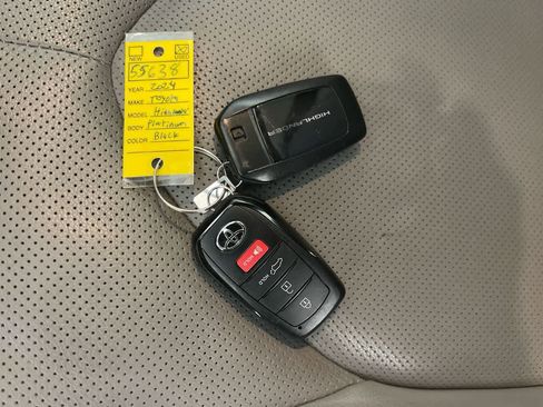 Used 2024 Toyota Highlander Platinum image 28