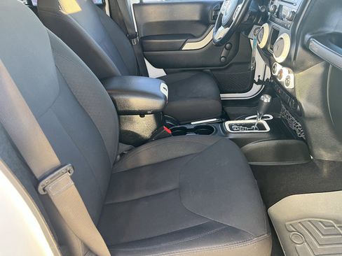 Used 2018 Jeep Wrangler Unlimited Sport image 14