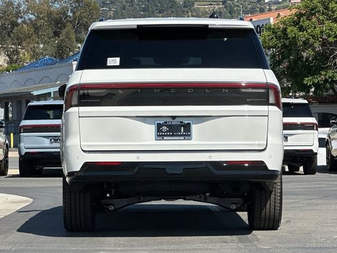 New 2026 Lincoln Navigator L Reserve w/ Jet Appearance Package AWD/4WD image 4