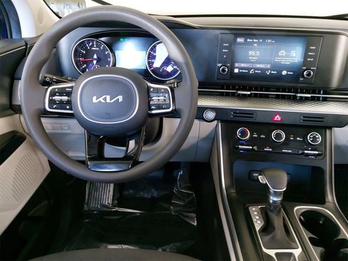 Used 2024 Kia Carnival LX image 16