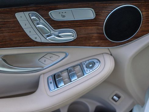 Used 2021 Mercedes-Benz GLC 300 4MATIC image 32