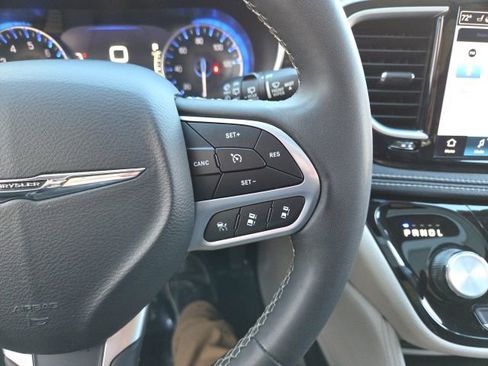 Used 2023 Chrysler Pacifica Limited FWD image 9