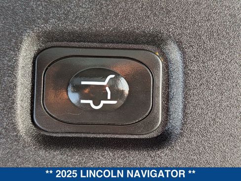 Used 2025 Lincoln Navigator Reserve w/ Jet Appearance Package AWD/4WD image 16