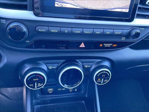 Used 2025 Hyundai Venue Limited FWD image 32