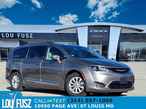 Used 2017 Chrysler Pacifica Touring-L image 1