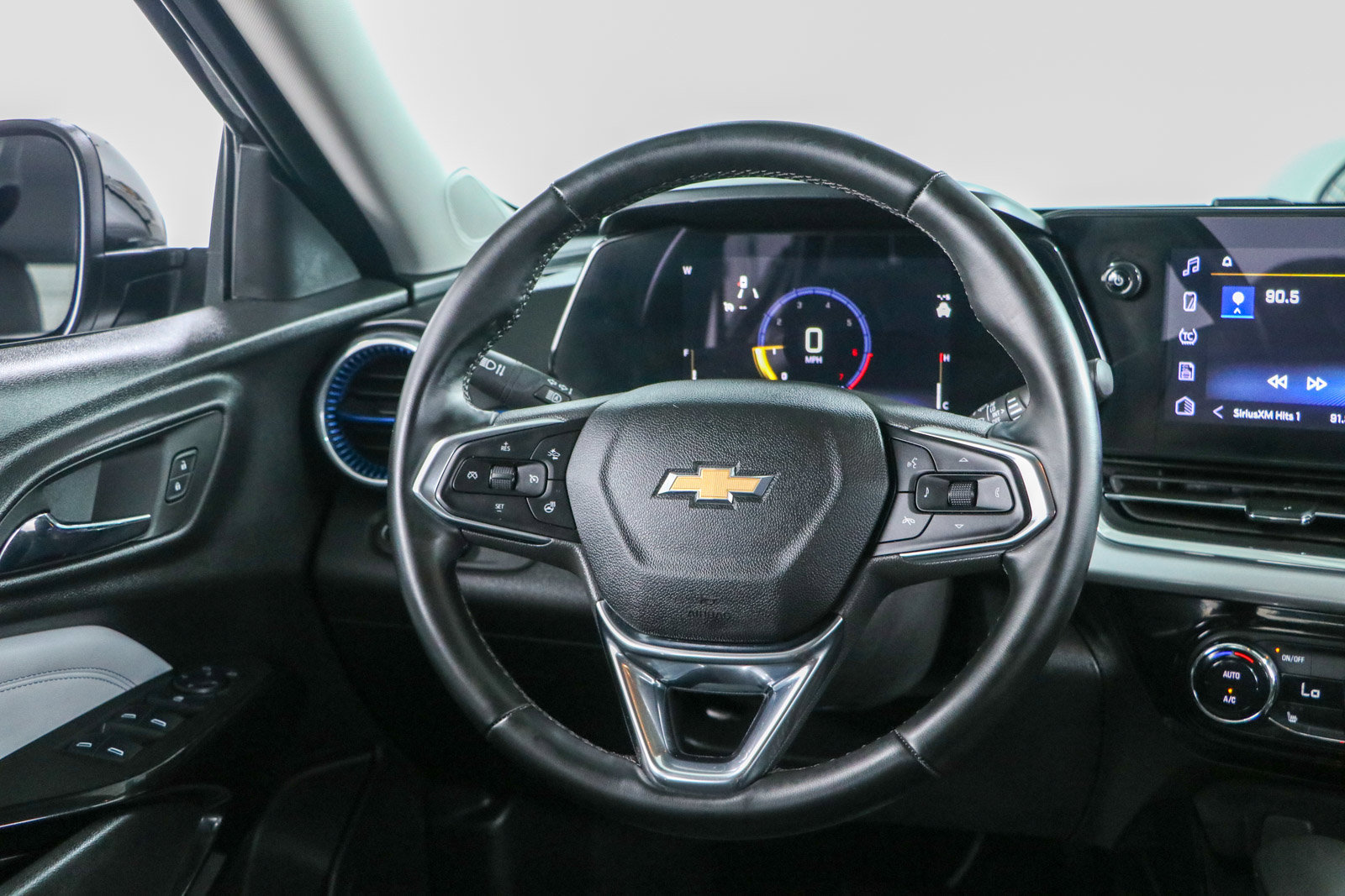 Used 2025 Chevrolet Trax LT w/ LT Convenience Package FWD image 12