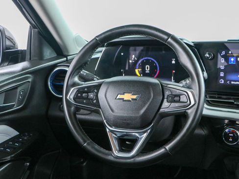 Used 2025 Chevrolet Trax LT w/ LT Convenience Package FWD image 12