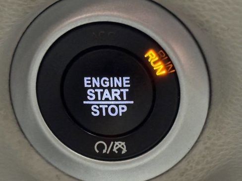 Used 2023 Chrysler Pacifica Limited FWD image 29