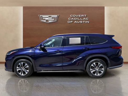 Used 2021 Toyota Highlander XLE FWD image 2