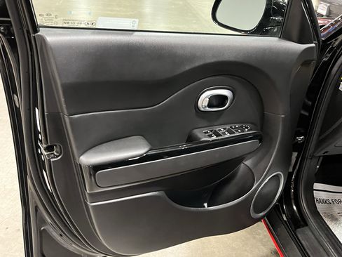 Used 2019 Kia Soul ! FWD image 15