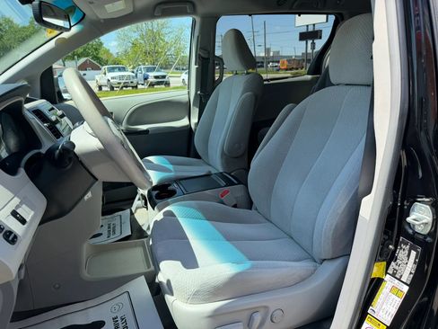 Used 2013 Toyota Sienna LE FWD image 12