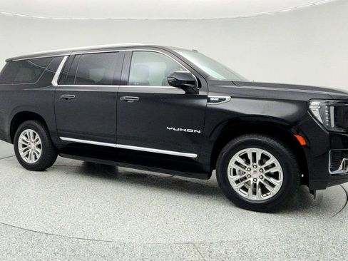 Used 2022 GMC Yukon XL SLT w/ SLT Premium Package image 3