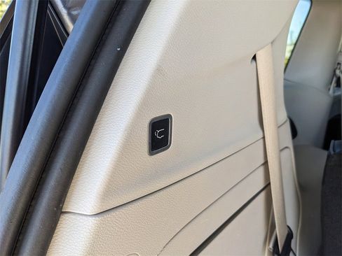 Used 2017 Chrysler Pacifica Limited image 15