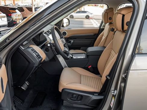 Certified 2025 Land Rover Discovery Metropolitan Edition AWD/4WD image 14