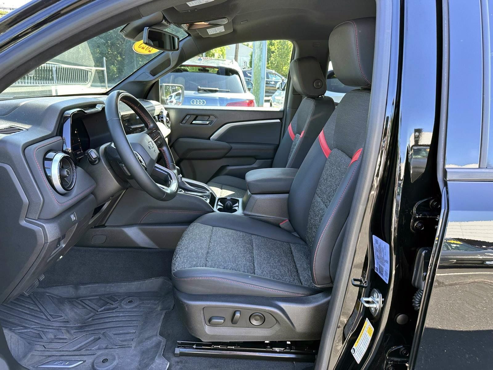 Used 2023 Chevrolet Colorado Z71 w/ Z71 Convenience Package 2 AWD/4WD image 11