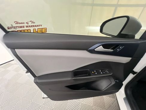 Used 2022 Volkswagen Taos SE w/ Driver Assistance Package FWD image 22