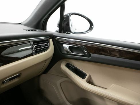 Certified 2024 Porsche Macan AWD/4WD image 30