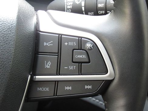 Used 2024 Toyota Highlander Limited AWD/4WD image 27