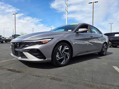 Used 2024 Hyundai Elantra Limited FWD image 2