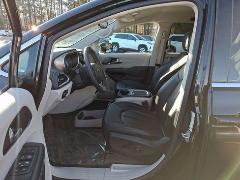 Used 2024 Chrysler Pacifica Select image 17