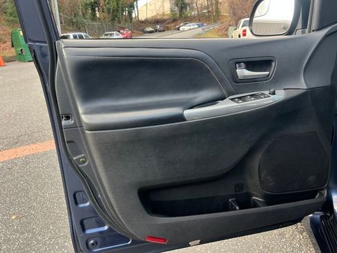 Used 2018 Toyota Sienna SE image 10