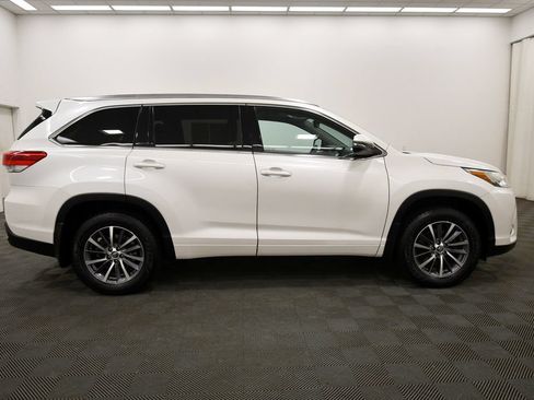 Used 2018 Toyota Highlander XLE AWD/4WD image 9