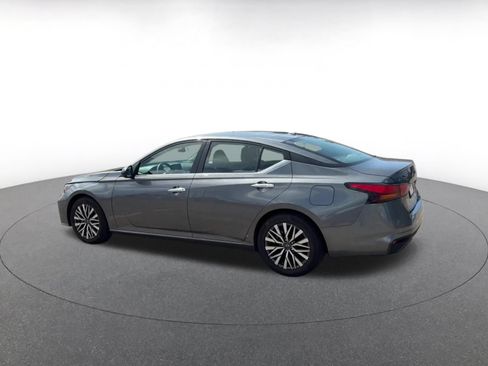 Used 2025 Nissan Altima 2.5 SV FWD image 8