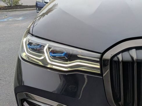 Used 2021 BMW X7 M50i image 11