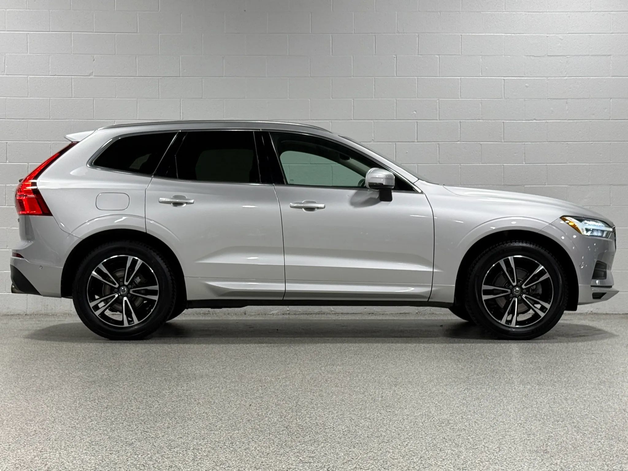 Used 2019 Volvo XC60 T5 Momentum w/ Multimedia Package AWD/4WD image 5