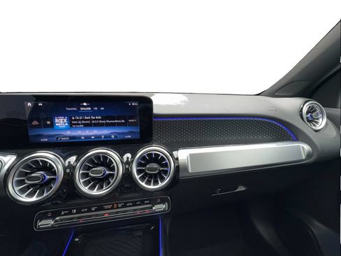 Used 2025 Mercedes-Benz GLB 250 4MATIC image 41
